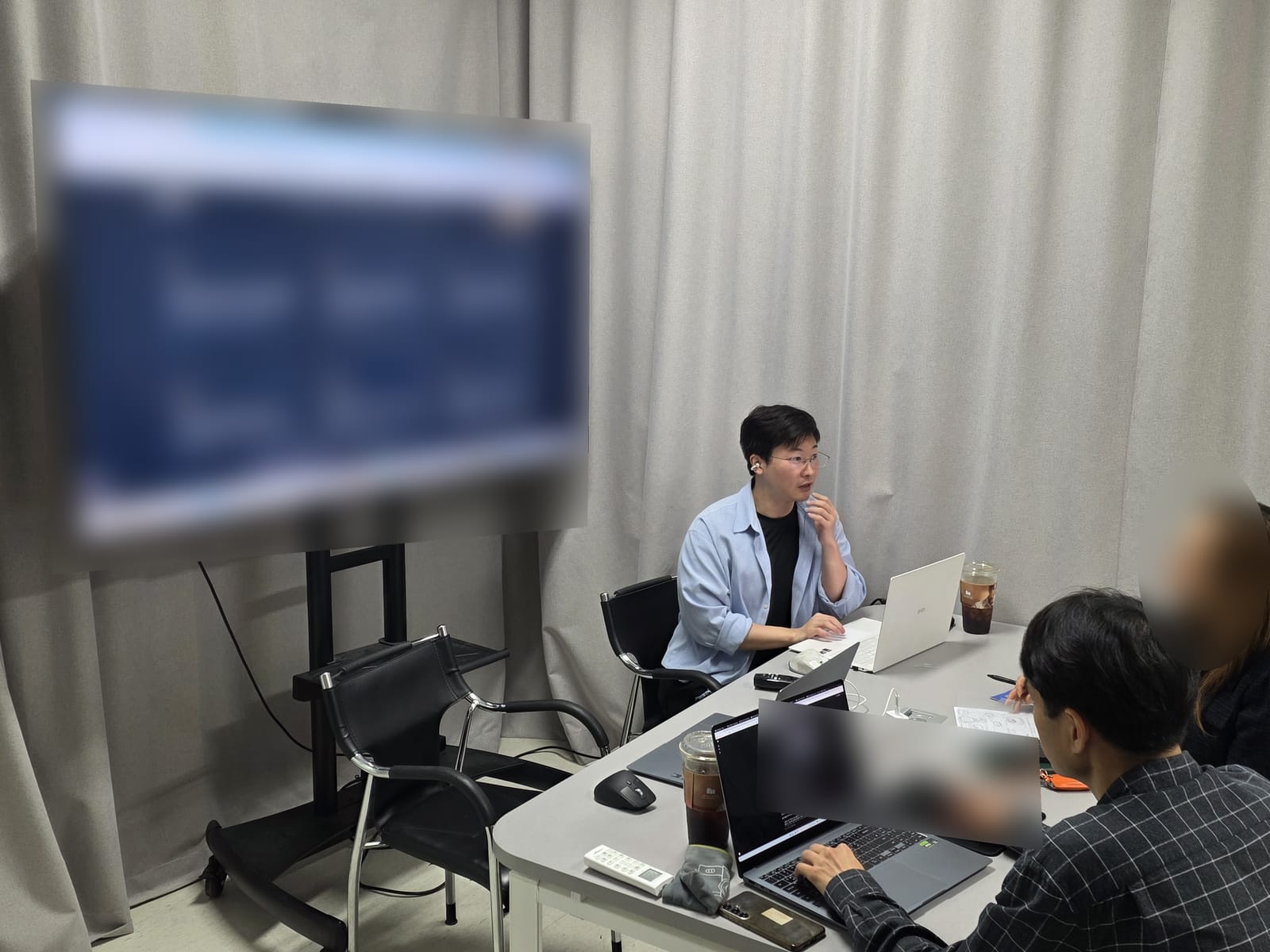 분양 AI 자동화 컨설팅 현장 — 화면에 분양 홈페이지를 띄워두고 설명하는 박성응