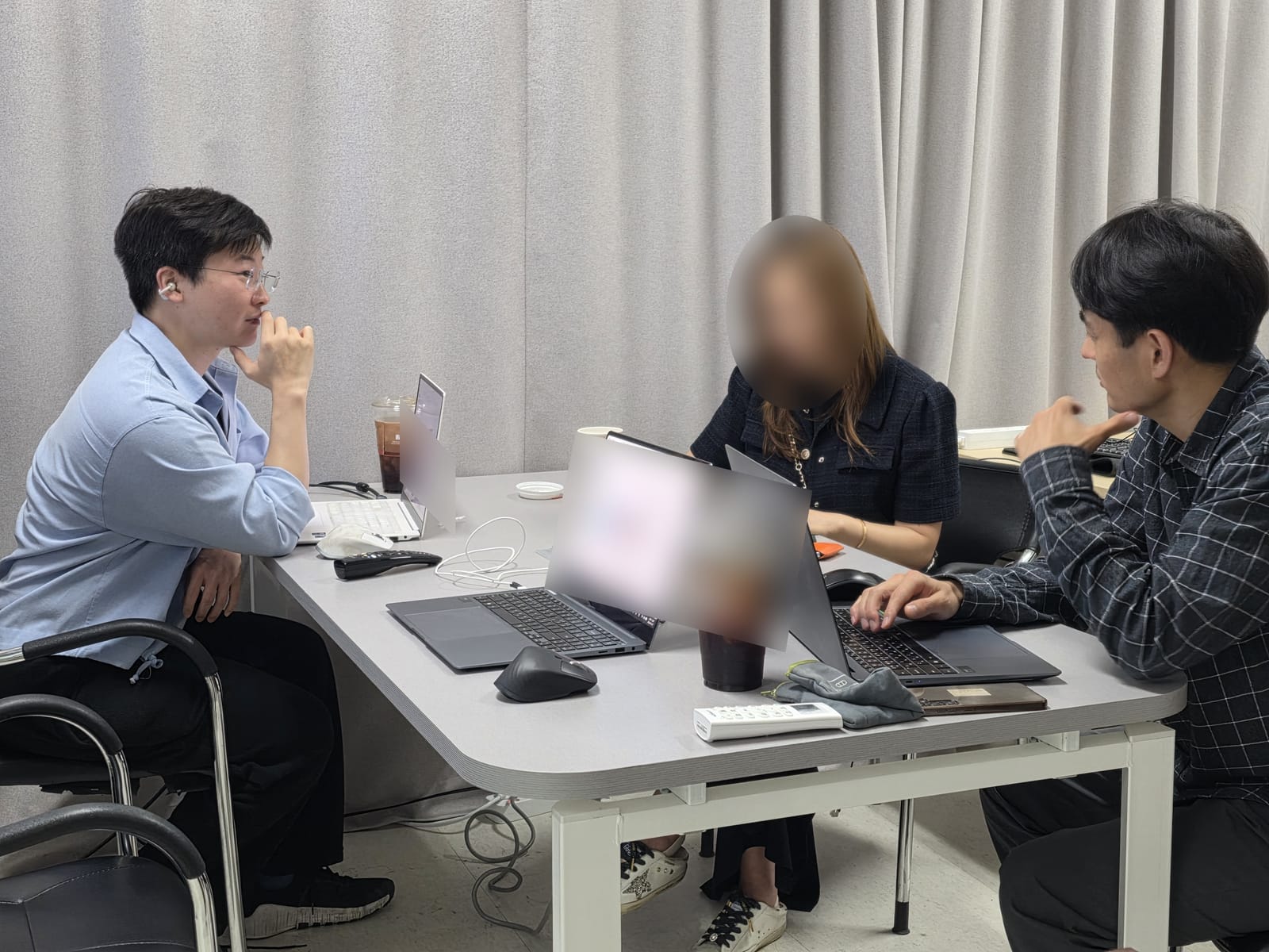 분양대행·시행사 담당자들과 AI 자동화 과정을 함께 검토하는 컨설팅 장면