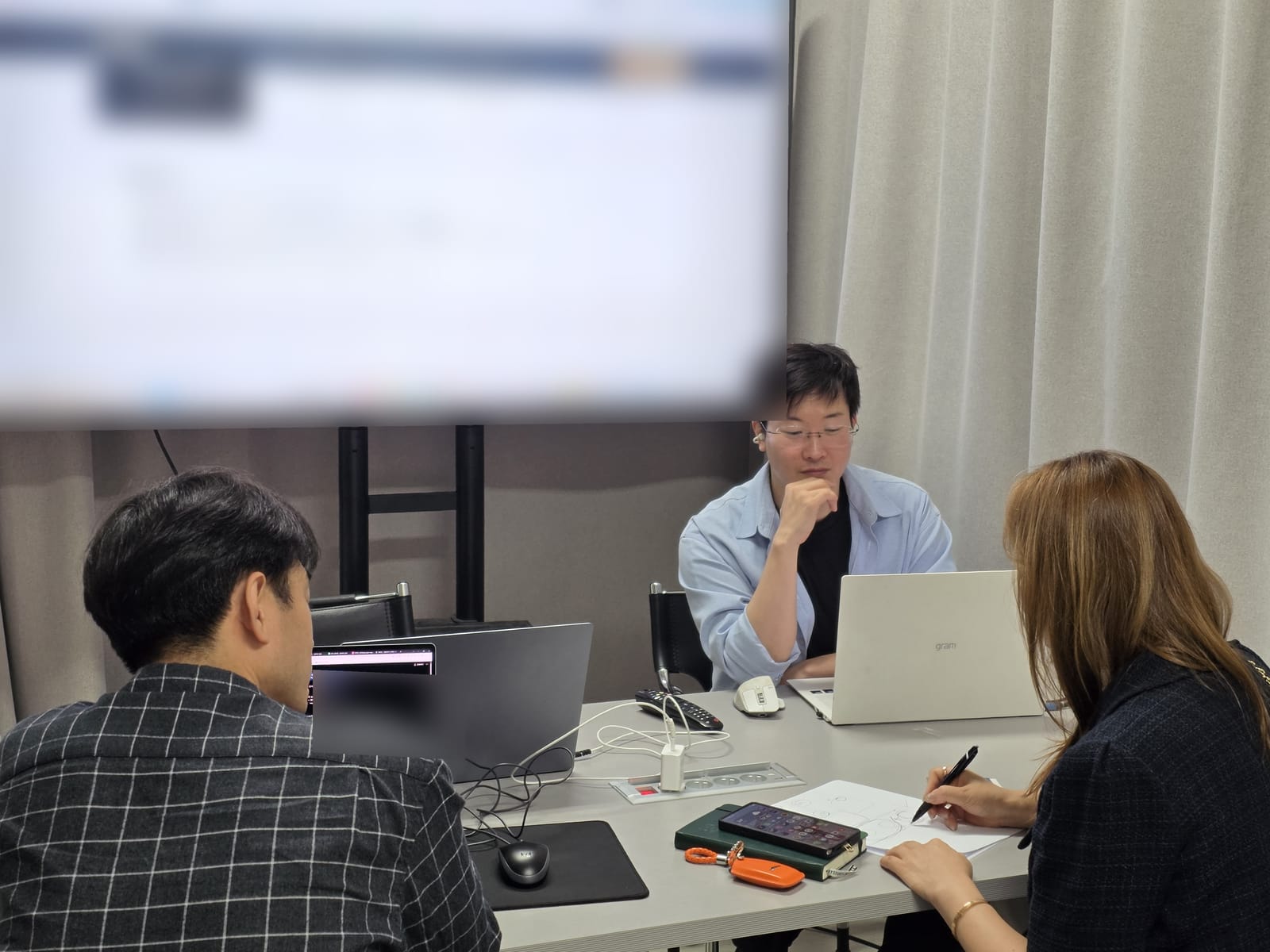 컨설팅 내용을 노트에 받아 적으며 자체 운영 방법을 익히는 분양 담당자